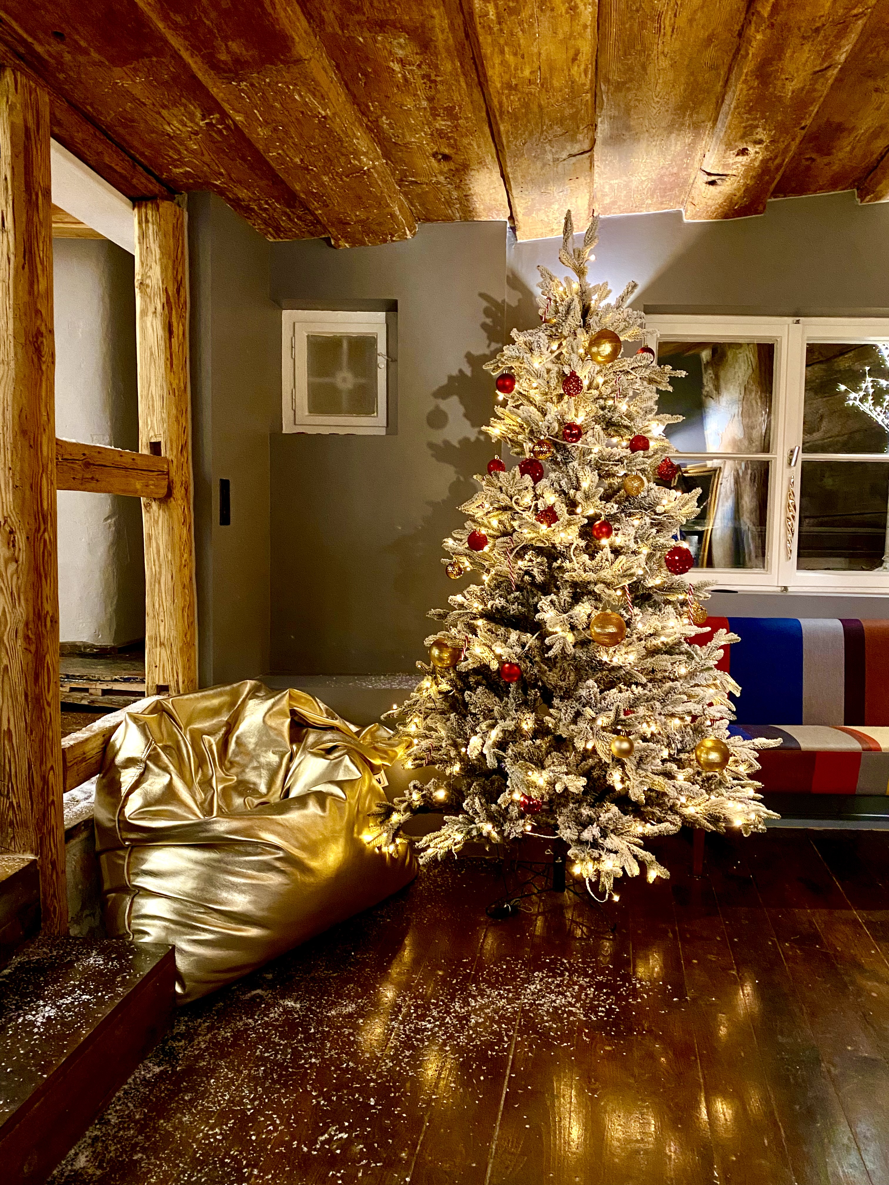 Christbaum in Stube mit Holzdecke